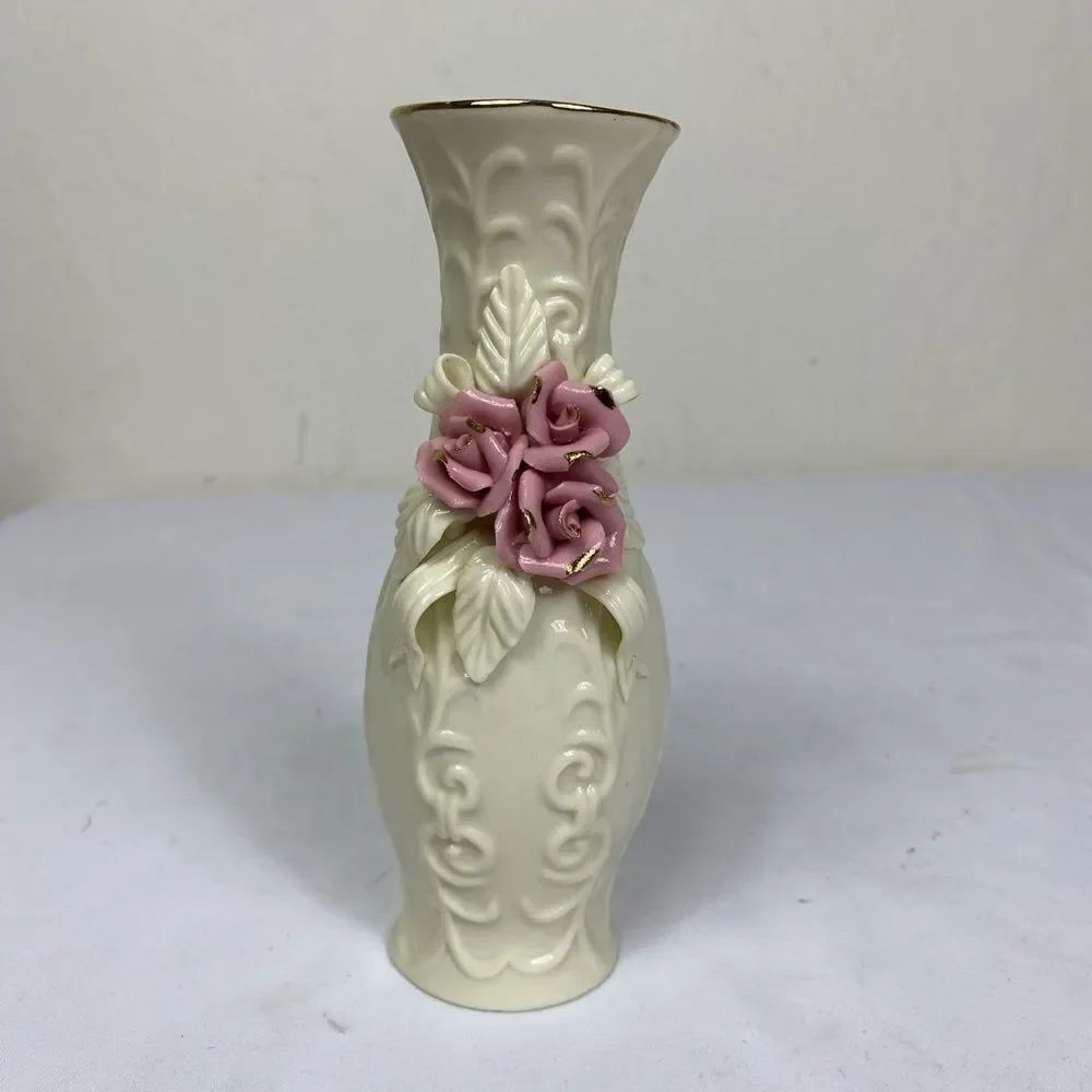 Elegant Ivory Porcelain vase w/pink roses and gold trim